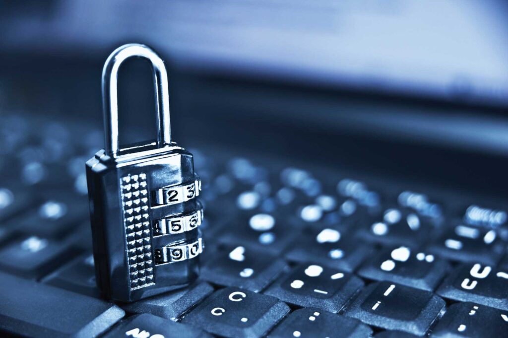 Attacco hacker agli aeroporti inglesi, chiesto un riscatto milionario