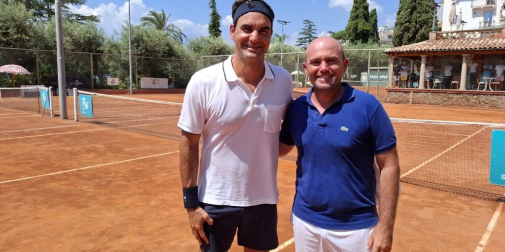 L'ex tennista Federer gioca sui campetti in terra rossa di Taormina