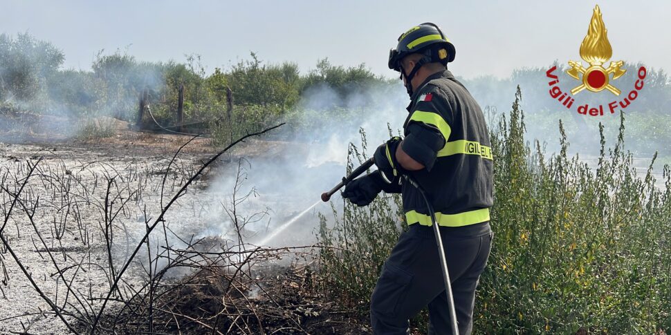 Ancora incendi nell'area di Taormina, abitazioni minacciate