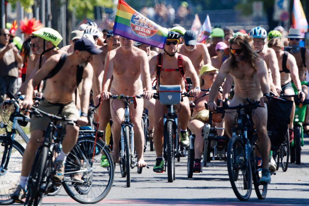 Berlino, 500 persone vanno in bici nude: siamo tutti uguali