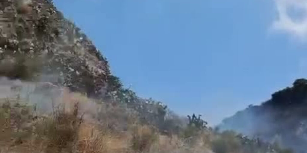 Lipari, l'incendio a Schiccione minaccia le abitazioni