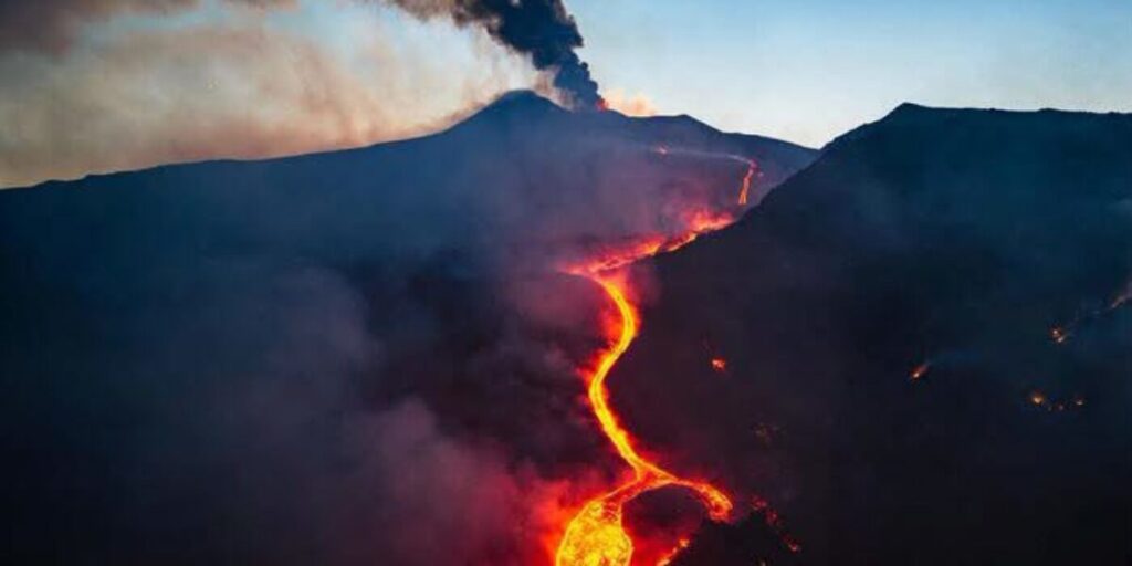 Etna: riprende l'attività eruttiva. Allerta arancione ma nessuno stop all'aeroporto Fontanarossa