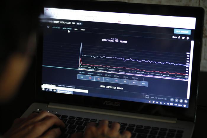 Allerta dell’Agenzia per la cybersicurezza: gli italiani transitati negli aeroporti inglesi stiano attenti