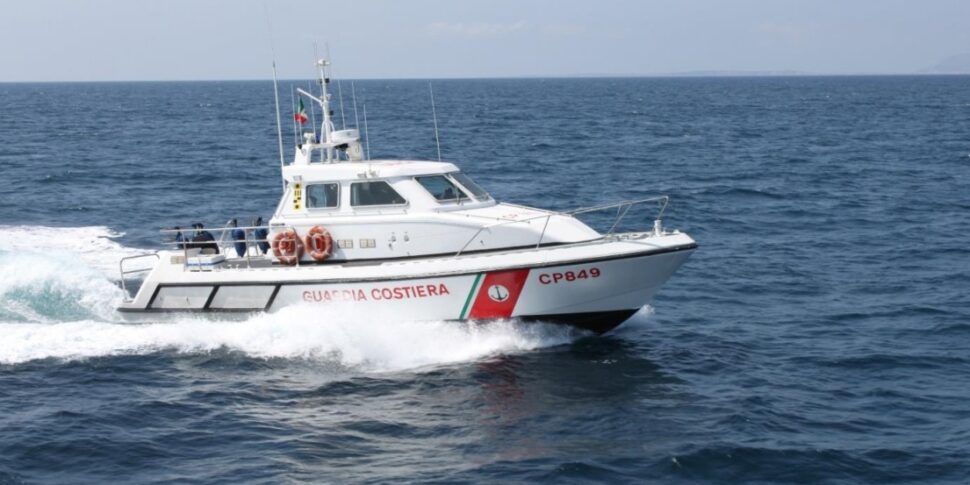 Si sente male mentre è in mare, giovane soccorsa dalla guardia costiera a Siracusa