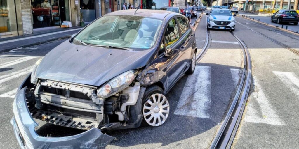 Messina, un pullman travolge un'auto e fugge: individuato l'autista