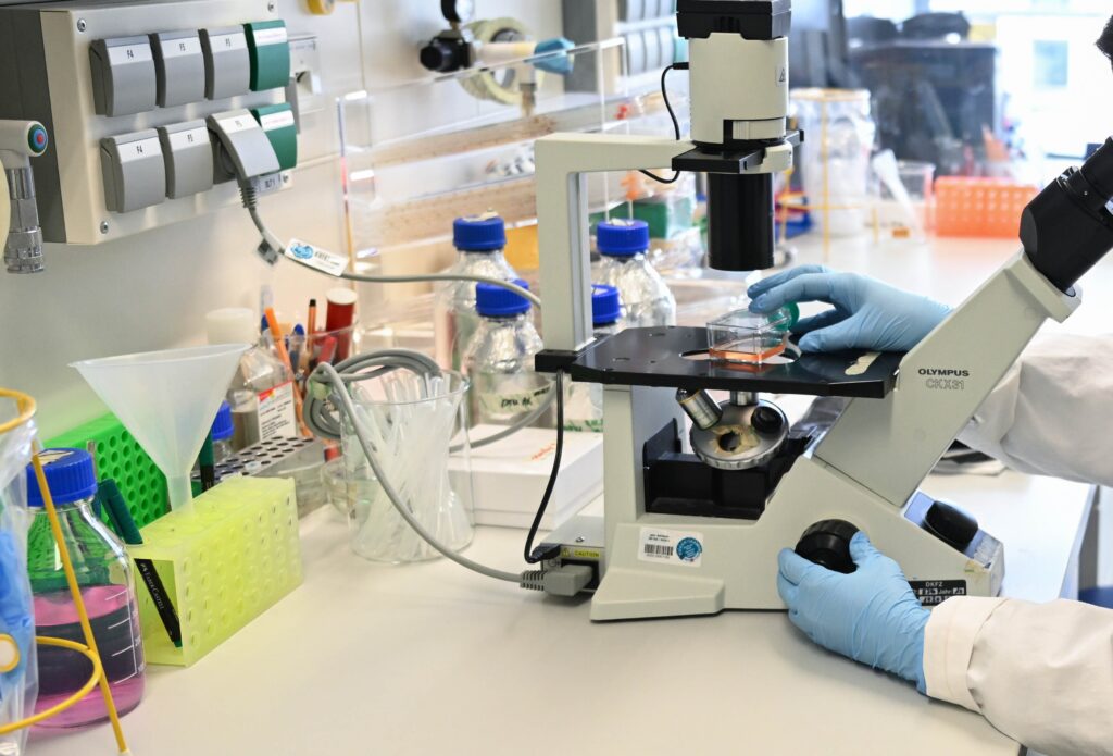 Bimba morta per difterite, dieci positivi: si cerca ancora il paziente zero