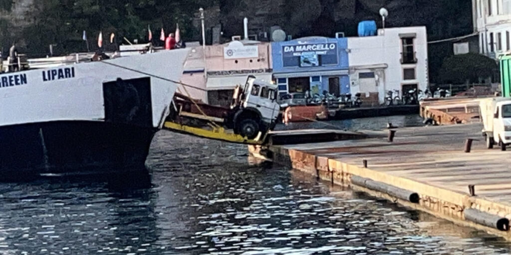 Lipari, camion in bilico durante l'operazione di sbarco: momenti di apprensione sulla nave dei rifiuti
