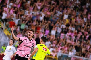 Serie B : Esordio vincente del Palermo. Un gol di Johnsen decide la sfida contro la Juve Stabia