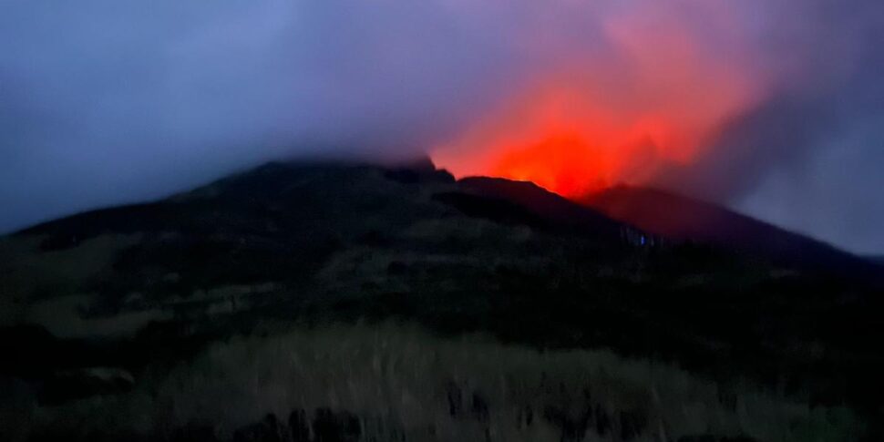 Lo Stromboli erutta, la lava scorre verso la Sciara del Fuoco