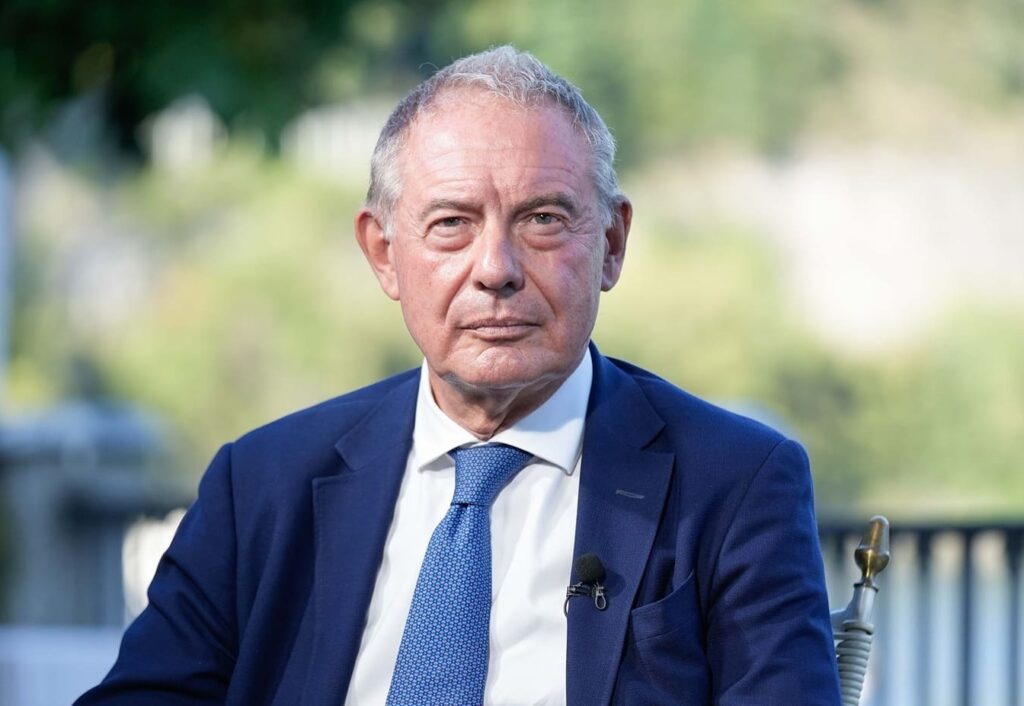 Carburanti, il ministro Urso: social card benzina? Allo studio misure selettive