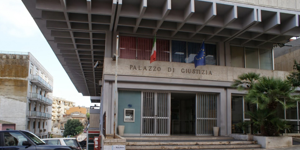 Brandisce una bottiglia e la minaccia, bloccato un presunto stalker a Vittoria
