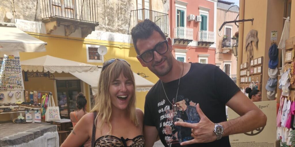 Vip alle Eolie, Victoria dei Maneskin conquista Lipari: la bassista e dj avvistata a Marina Corta