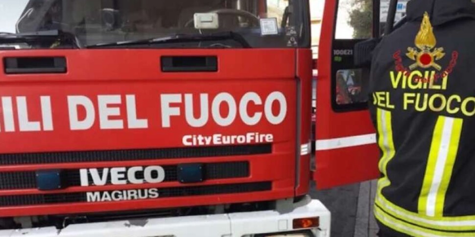 Incendio in uno stabile di sette piani a Gela, residenti evacuati