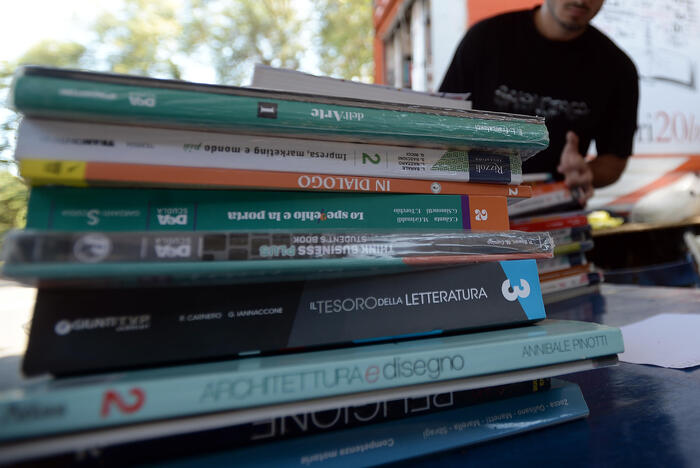Scuola, lo zaino è un salasso per le famiglie: il caro libri sfiora il miliardo di euro