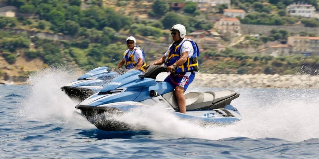 Eolie, controlli a tappeto della polizia a bordo degli acquascooter