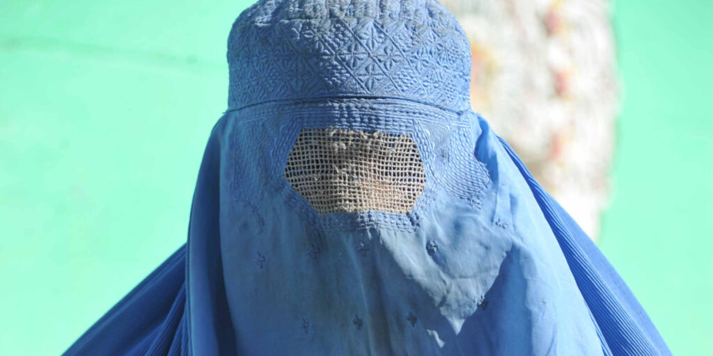 La bozza del decreto Scuola: multe fino a mille euro per il burqa. Ecco le novità