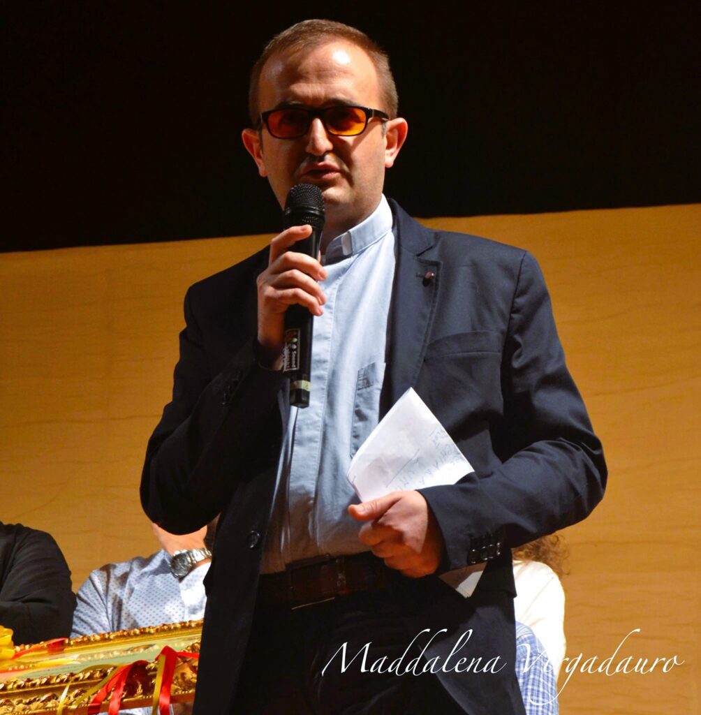 SERRADIFALCO, PADRE RANDAZZO TUONA: “NON MI PIEGHERÒ MAI”