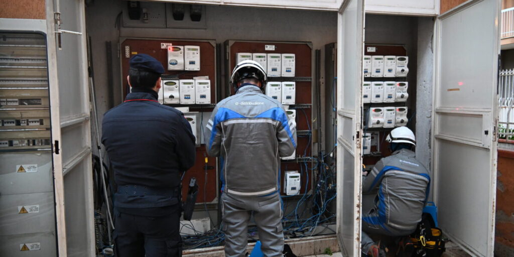 Palermo, una palazzina allacciata abusivamente alla rete elettrica: 13 denunciati