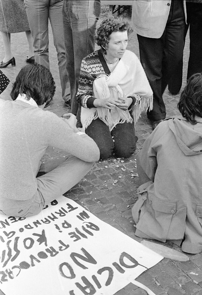 La lotta di Emma per l'aborto diventa disobbedienza civile