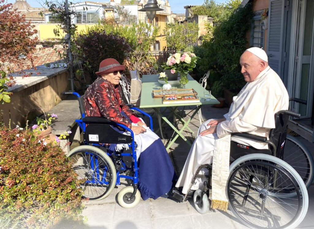 Rose e cioccolatini a Emma, quella visita a sorpresa di Papa Francesco
