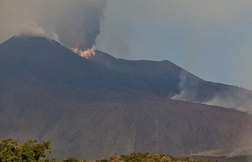 Etna, debole emissione di cenere: nessun disagio per l’aeroporto