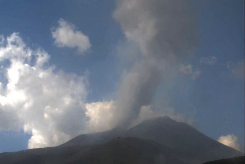 Emissione di cenere sull’Etna, nube eruttiva alta 4 chilometri