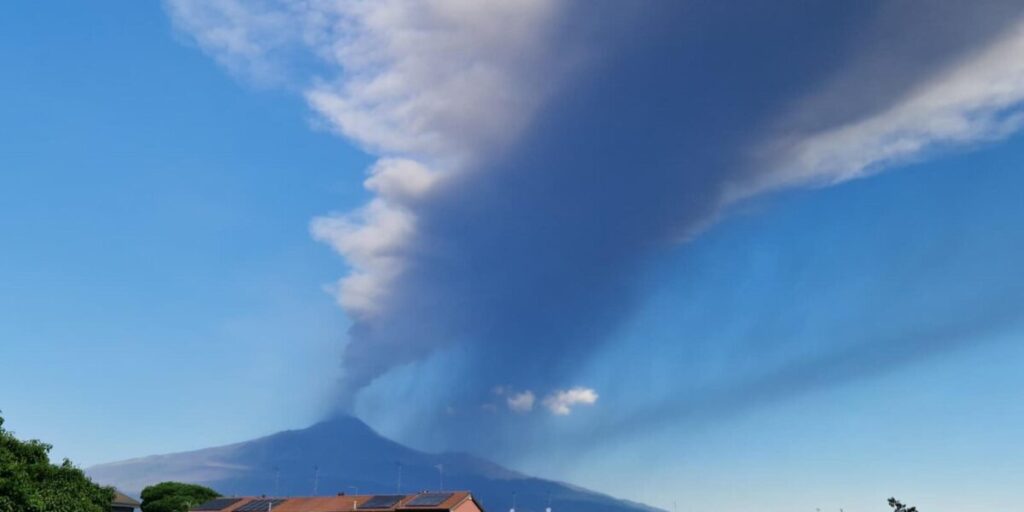 Etna, nube di cenere alta 4 km: stop agli atterraggi fino alle 16