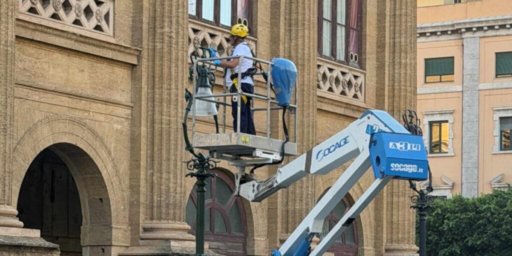Palermo, Amg Energia avvia la verniciatura di 60 pali artistici attorno al Teatro Massimo