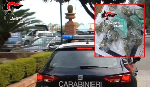 Dosi di marijuana e 3.500 euro in auto: 22enne arrestato ad Acireale