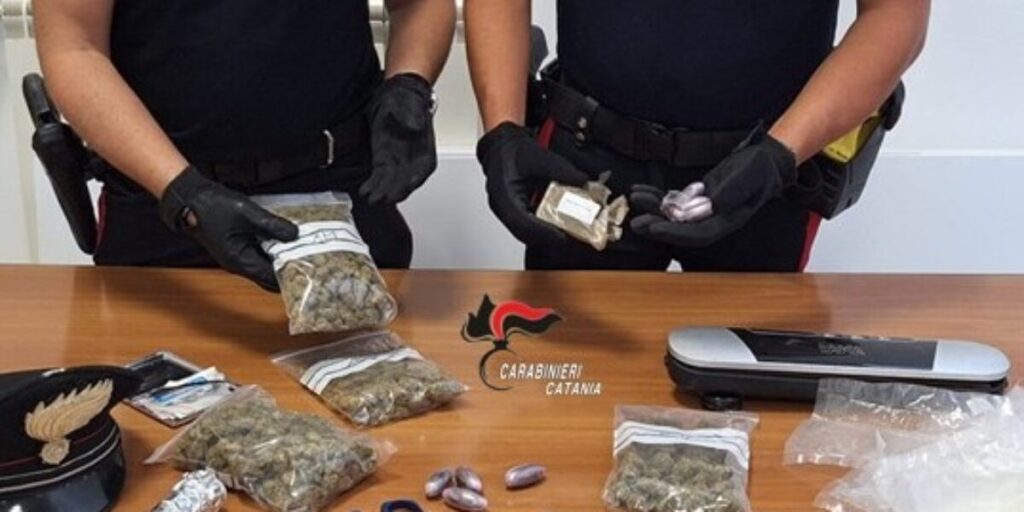 Perquisizione dopo una lite domestica, trovati due sacchetti pieni di hashish e marijuana: arrestata una coppia