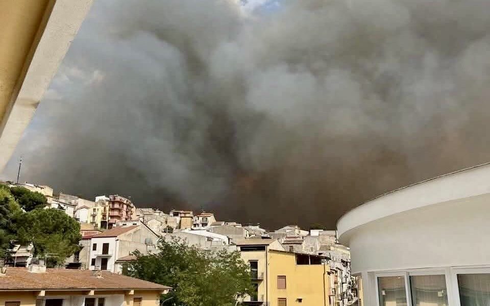 La Sicilia fa i conti con i roghi, oltre 190 in un solo weekend