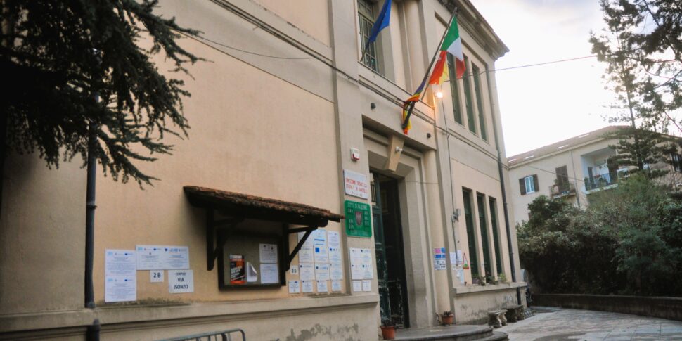 Palermo, nei bagni della scuola Garzilli crolla il soffitto: alcune classi rimangono fuori