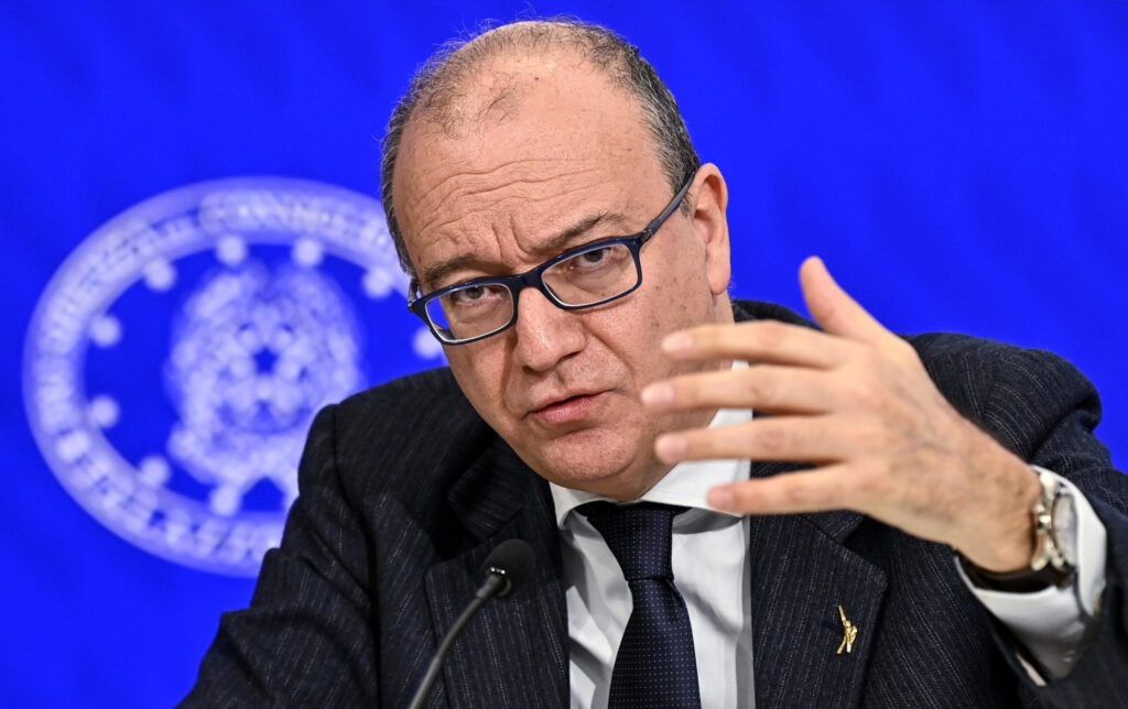 Scuola, stop ai compiti assegnati alle 20 sul registro elettronico: nuova stretta di Valditara
