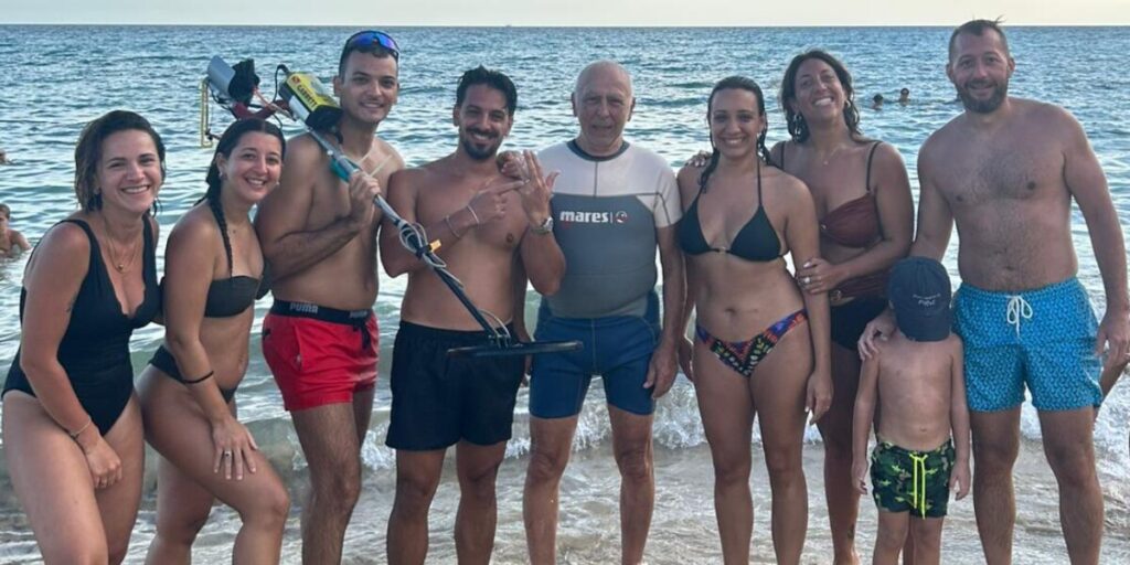Perde la fede in spiaggia il giorno dopo il matrimonio, la ritrovano i ragazzi di Sos Metal detector