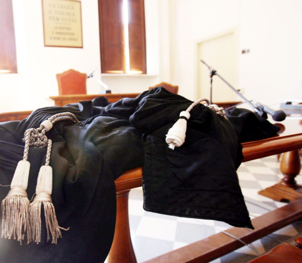 Udine, colpisce ripetutamente con un oggetto appuntito la ex in aula in tribunale dopo la sentenza di condanna