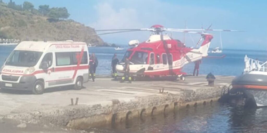 Vulcano, uomo finisce in mare con l'auto e muore