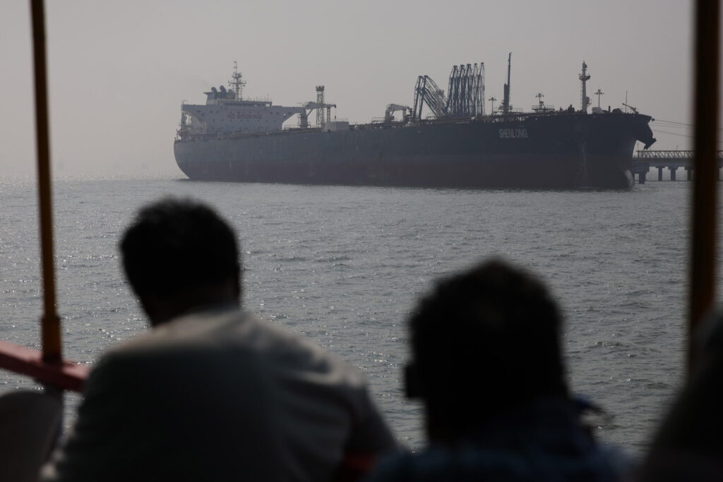 Hormuz, due petroliere a fuoco dopo aver urtato le mine