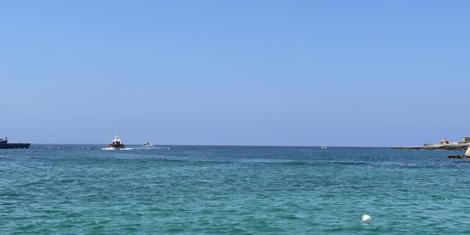 La barca Sea Eye 5 ha salvato 24 persone, tra loro anche una bimba disidratata