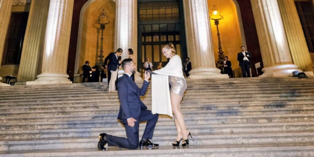 Palermo, sulla scalinata del Teatro Massimo la proposta di matrimonio