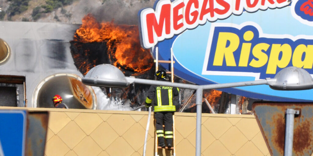 L'incendio al Conca d'Oro. Il fuoco è partito dal tetto. Nel mirino un condizionatore