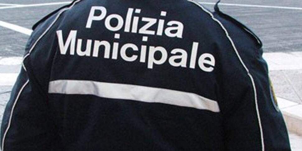 Ragusa, anziano buca le ruote delle auto dei vigili urbani