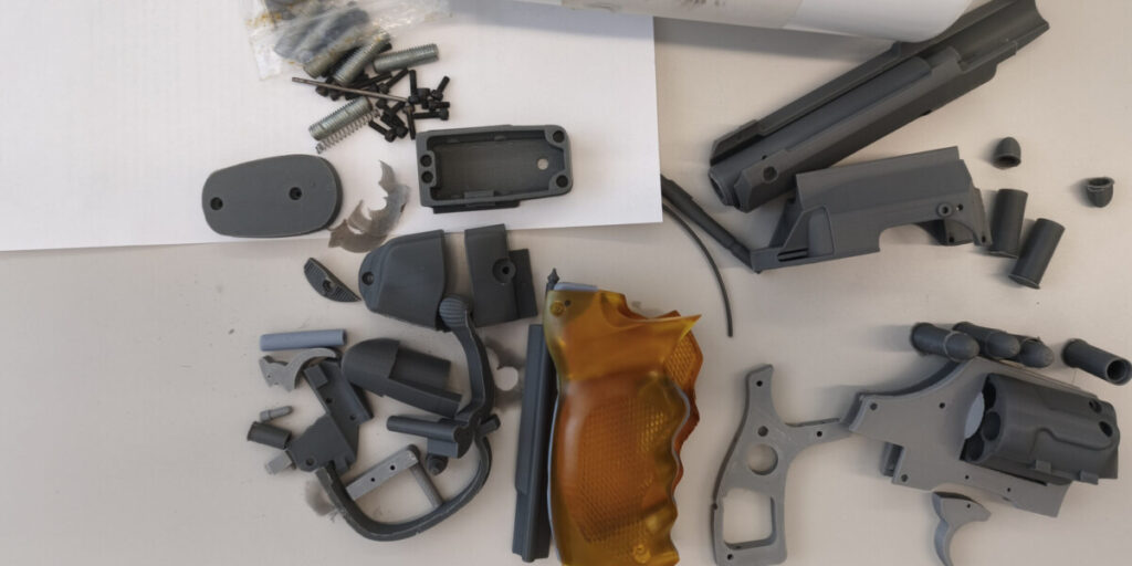 Catania, la polizia scova un laboratorio in cui realizzavano pistole con la stampante 3D