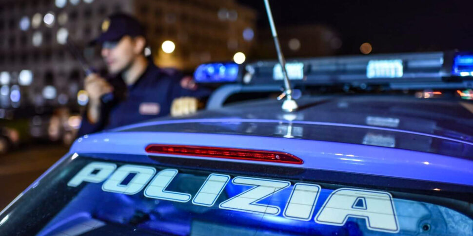 Gela, fugge alla vista della Polizia e getta 30 grammi di hashish sotto un'auto: arrestato 40enne