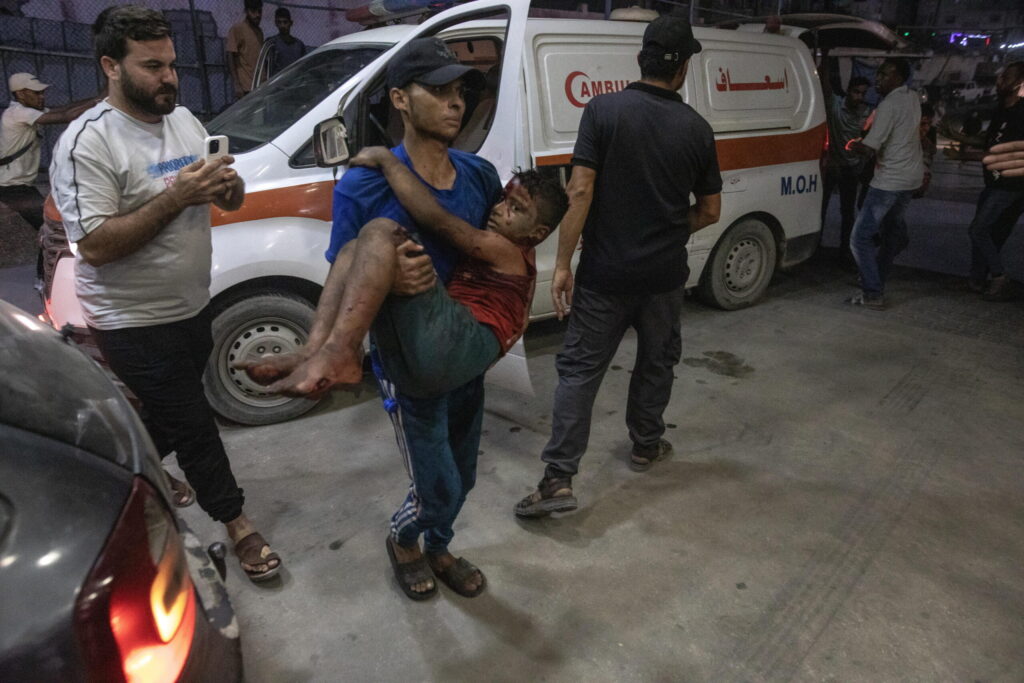 Gaza, crolla un edificio: 11 morti e almeno 100 persone intrappolate sotto le macerie
