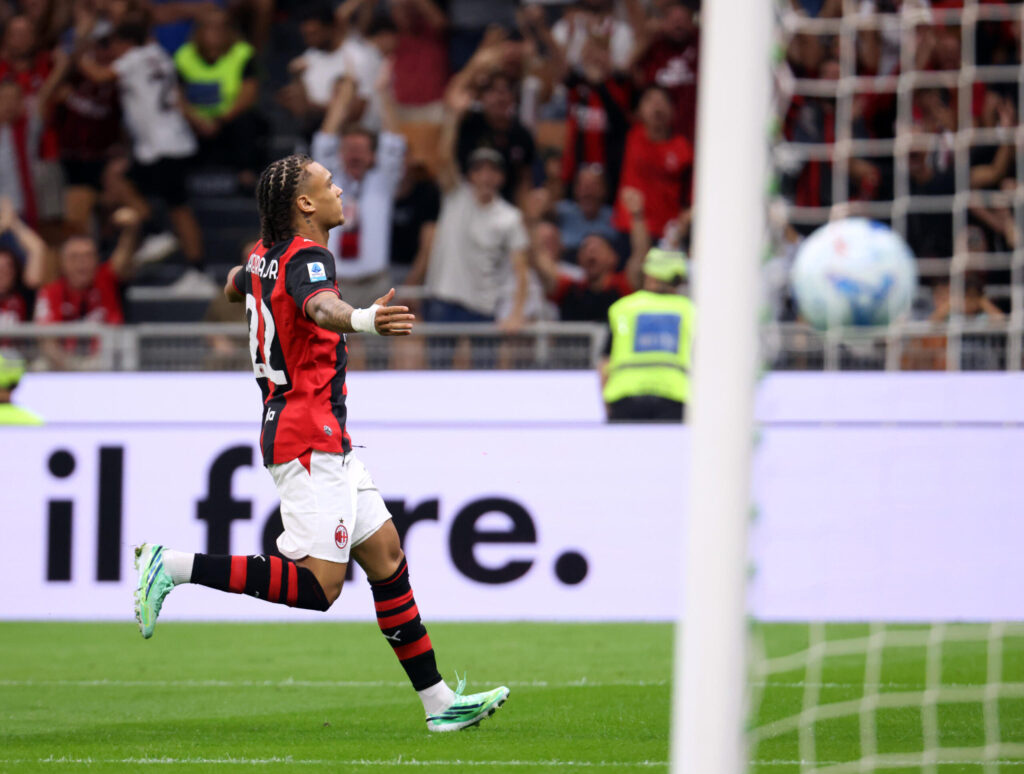 Il Milan si sbarazza del Lecce e vola a due punti dalla vetta