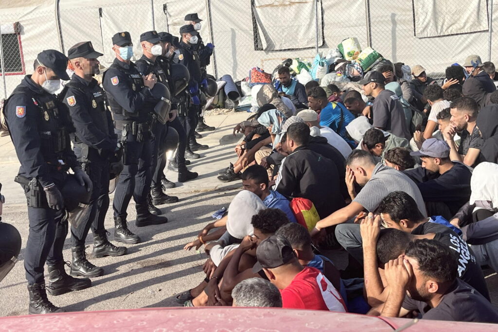 Roma proroga il blocco di Schengen, Madrid attacca Meloni e Tajani