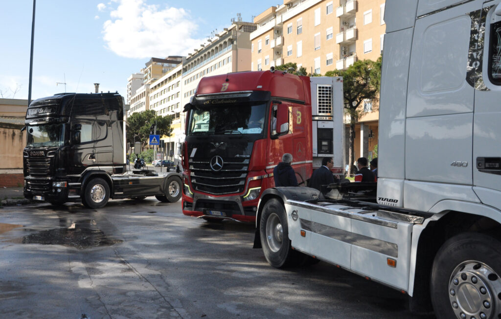 Caro gasolio, il Comitato trasportatori siciliani: «Camion fermi dal 15 al 20 ottobre»