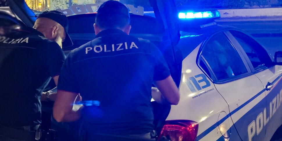 La polizia lo ferma per un controllo, lui tira fuori il coltello e urla Allah Akhbar