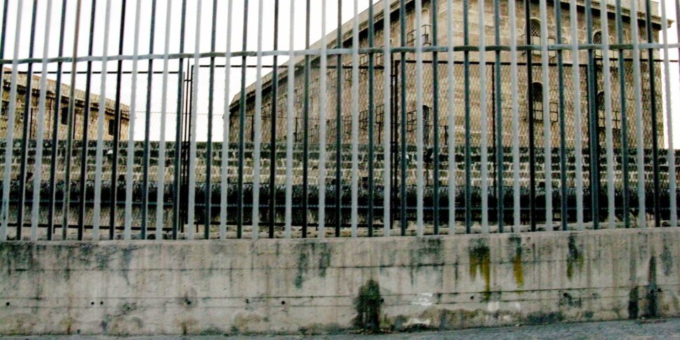 Palermo, controlli all'Ucciardone: sequestrati 10 telefonini e 350 grammi di droga