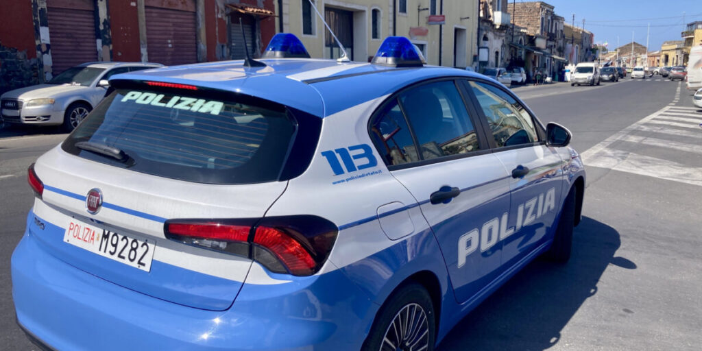 Catania, vede i poliziotti mentre sfreccia in moto e lancia una pistola in strada: arrestato un minorenne